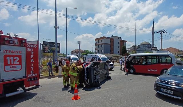 Özel halk otobüsü ile otomobil çarpıştı: 5 yaralı!