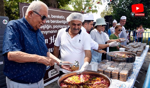 Belediye, halka aşure ikram etti