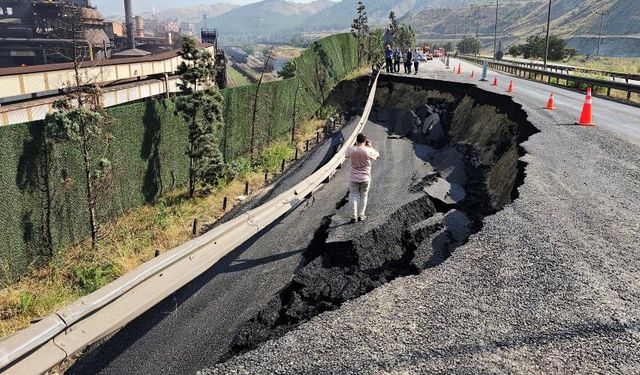 Kara yolu çöktü, demir yolu da kapandı!