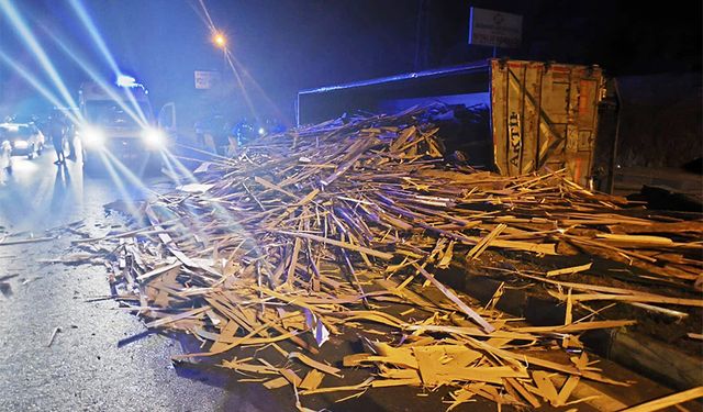 Alaplı'da, tır devrildi: 1 yaralı!