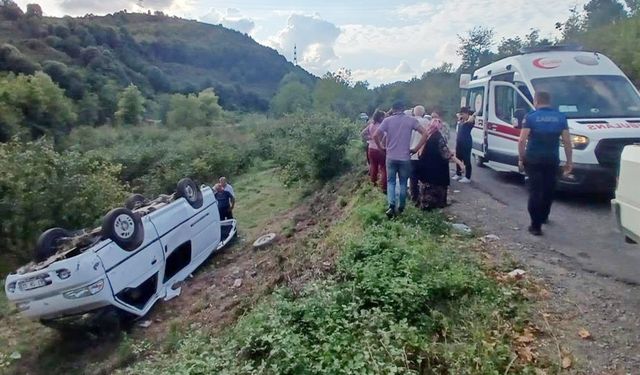 Alaplı’da, hafif ticari araç takla attı: 2 yaralı!