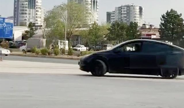 Tesla ile attığı drift pahalıya patladı!