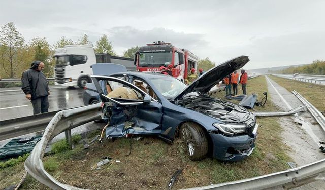 Lüks otomobil, hurdaya döndü: 2 yaralı!