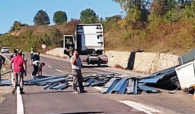 Demir yüklü tır kazaya karıştı, faciadan dönüldü