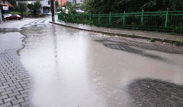 Yollar göle döndü, mahalleli mazgal istedi