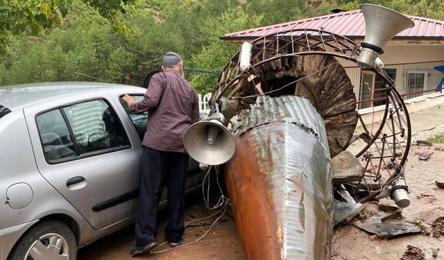 Şiddetli fırtına, cami minaresini yıktı