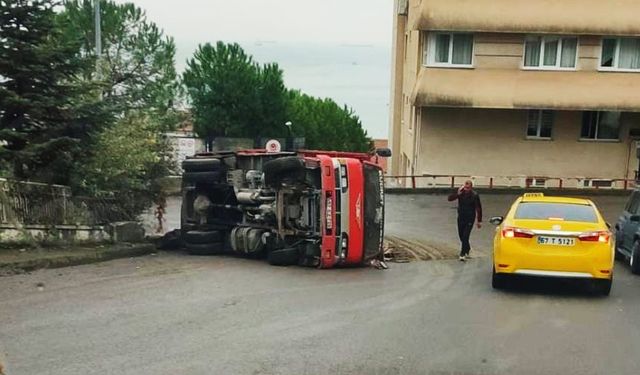 Ereğli'de, nakliye kamyonu devrildi