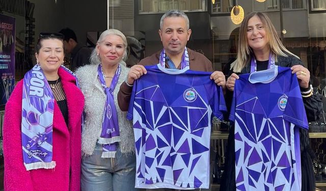 Gönüllü kadınlar, forma ve atkı satışına başladı