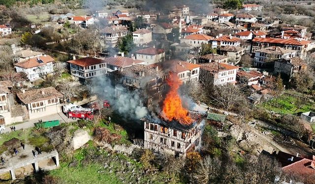 350 yıllık tarihi konak, alev alev yandı!