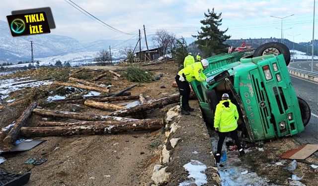 Tomruk yüklü kamyon devrildi: 2 ölü!