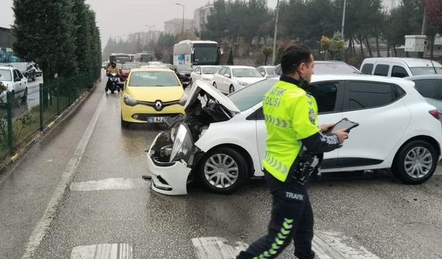 İki otomobilin çarpıştığı kazada 1 kişi yaralandı