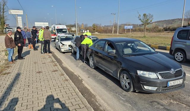 Trafik ışıklarında zincirleme kaza: 3 yaralı