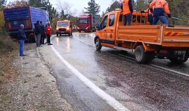 Yola dökülen balık yağı, trafiği birbirine kattı!