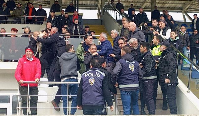 Taraftarlar, polisin üzerine yürüdü!