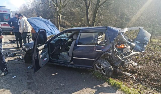 Lastiği patlayan otomobile, kamyonet çarptı!