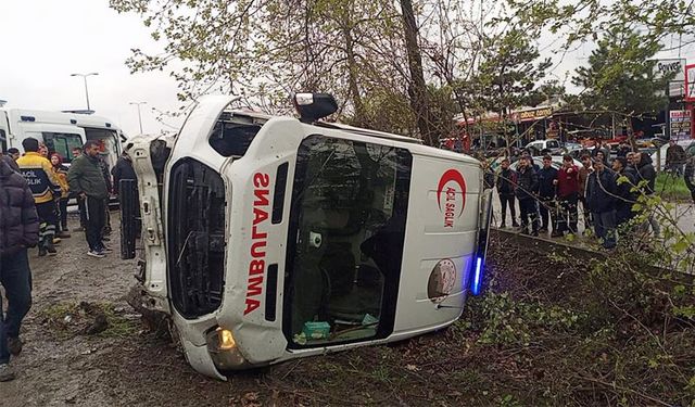 Ambulans ile otomobil çarpıştı: 6 yaralı!