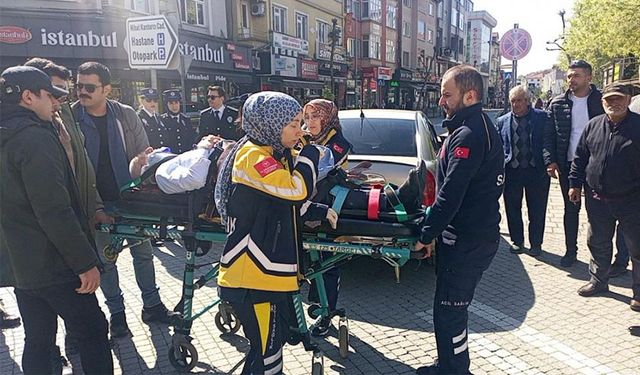Karşıya geçmeye çalışırken otomobil çarptı!