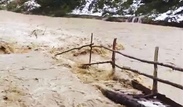 Dere taştı, köprü yıkıldı!