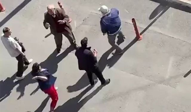 Birbirlerine taş, duba ve bıçakla saldırdılar!
