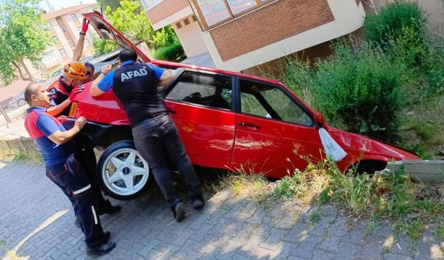Direksiyonu kilitlendi, bahçeye düştü!