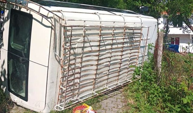 Devrek'te minibüs devrildi: 3 yaralı!