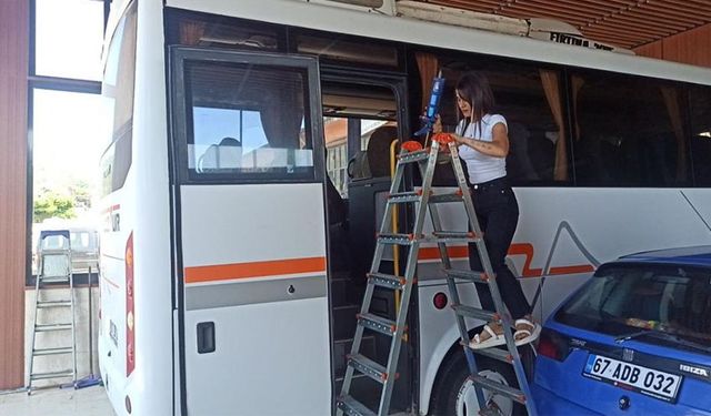 Hem araç tamir ediyor hem de bebek büyütüyor