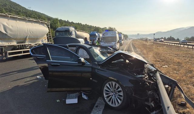 Önce kamyona sonra bariyere çarptı: 5 yaralı!