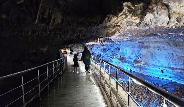 Sıcaktan bunalanlar bu mağaraya akın ediyor