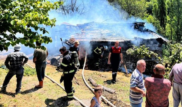 Kömürlükte çıkan yangın paniğe neden oldu!