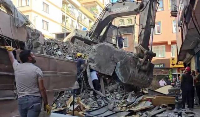 Zonguldak’ta, yıkım sırasında molozlar yola döküldü!