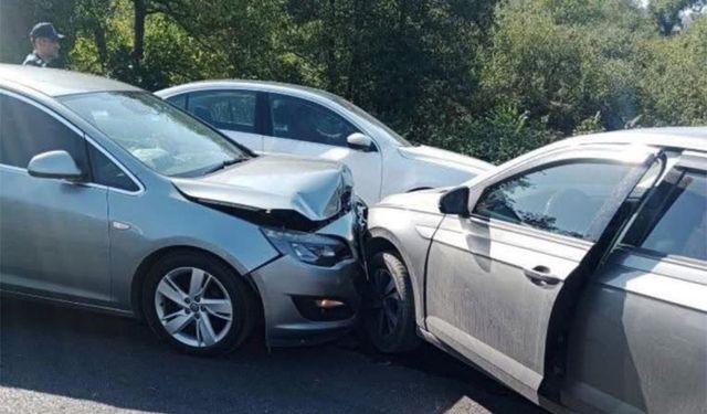 Alaplı’da, iki otomobil kafa kafaya çarpıştı!