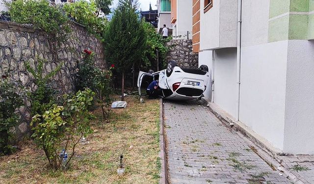 Kazaya karışan otomobil, apartman bahçesine uçtu!