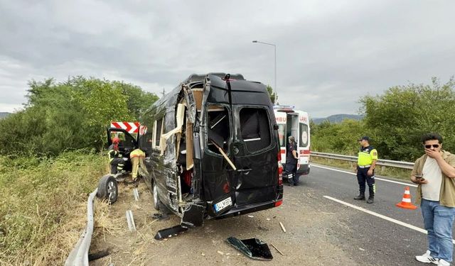 Minibüs, bariyere saplandı: 7 yaralı!