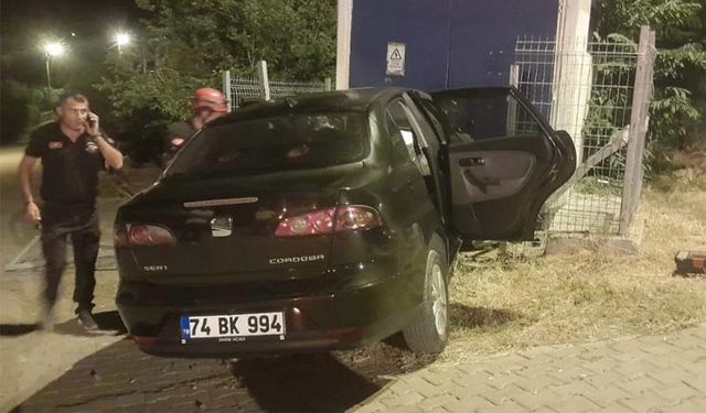 Kontrolden çıkan otomobil, trafoya çarptı