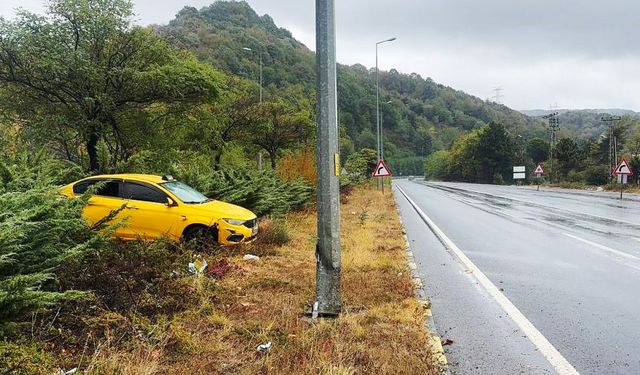 Alaplı’da, ticari taksi aydınlatma direğine çarptı!