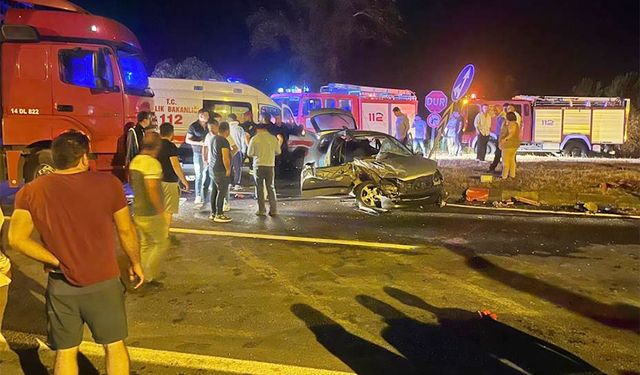Civciv taşıyan tıra, otomobil çarptı: 6 yaralı!