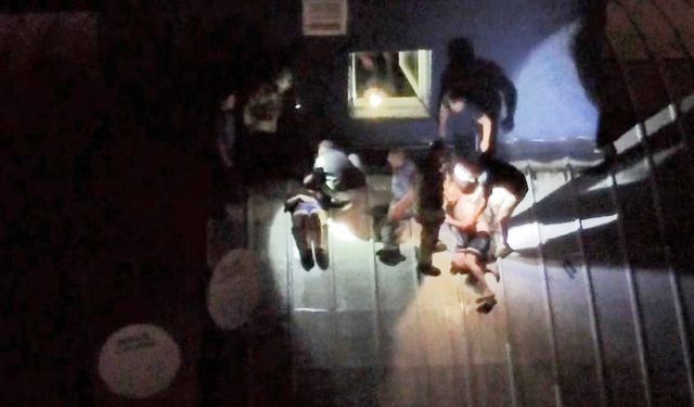 Çatıya çıkan kızı kurtarmak isteyenler de mahsur kaldı: 3 yaralı!