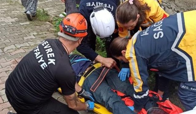 Otomobil ile duvar arasında sıkıştı!