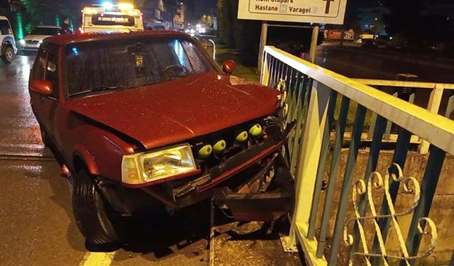 Kontrolden çıkan otomobil, korkuluklara çarptı!