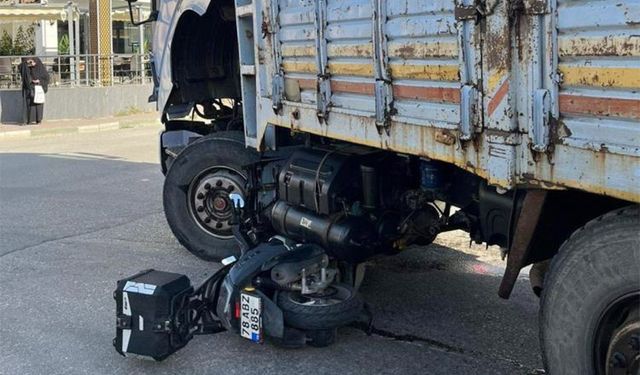 Motosiklet, kamyonun altına girdi: 1 yaralı!