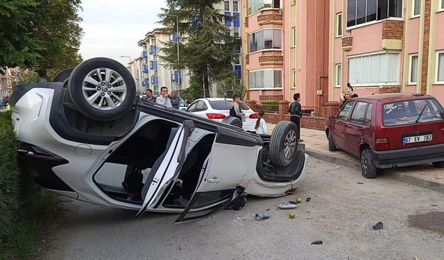 Park halindeki araca çarpıp, ters döndü: 3 yaralı!
