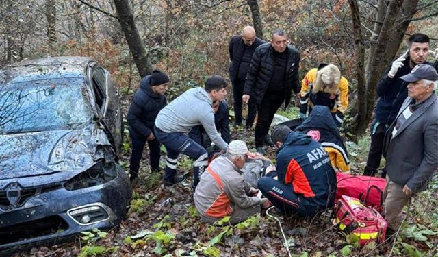 Otomobil, ormanlık alana uçtu: 2 yaralı!