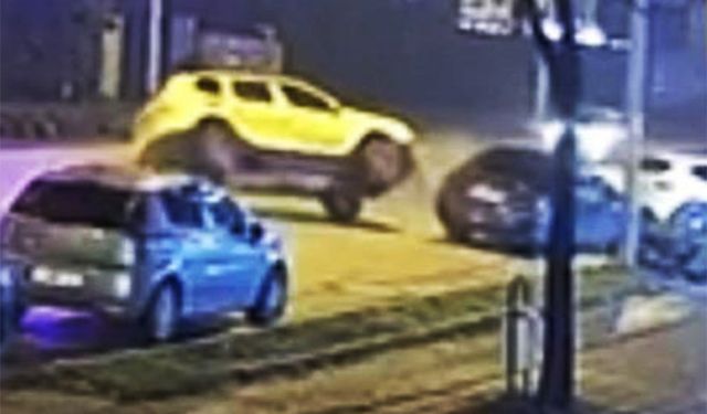 Park halindeki otomobile çarpıp, yan yattı!