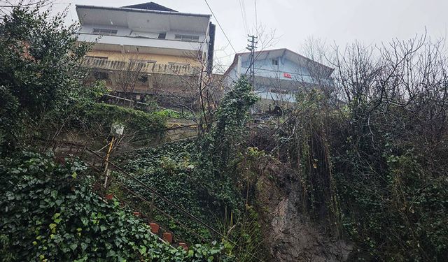 8 evin yolu, toprak altına kaldı!