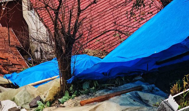 Kayalar, evlerin üzerine düştü!