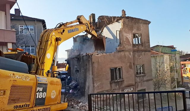 Ereğli'de, metruk bina yıkıldı