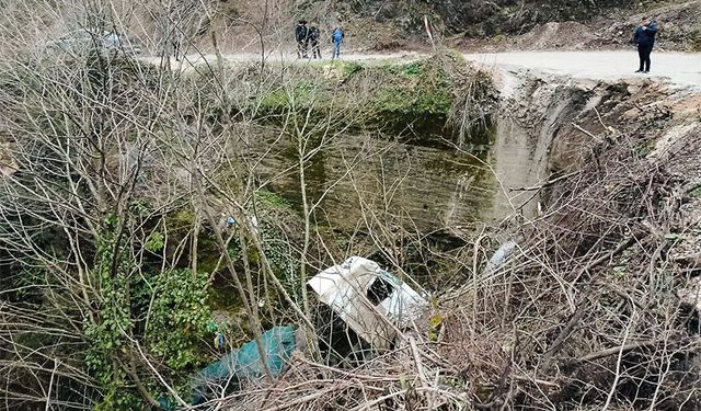 Alaplı'da, kamyon şarampole uçtu!