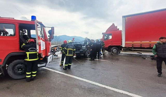 Otomobil, kamyonla çarpıştı: 1 yaralı!