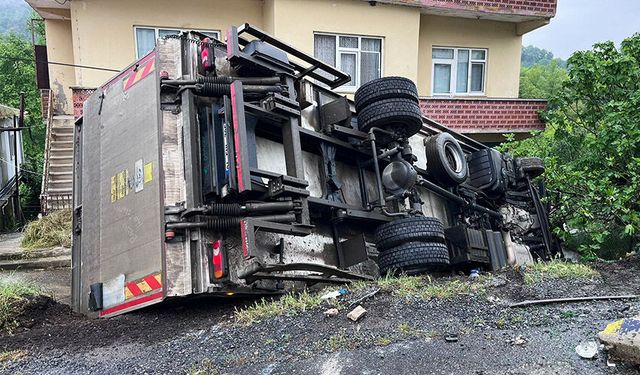 Ereğli'de, kamyonet devrildi: Kaza, ucuz atlatıldı!