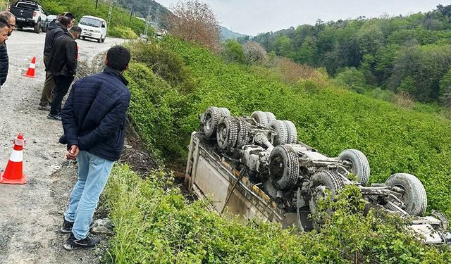 Ereğli'de, hafriyat kamyonu devrildi: 1 yaralı!